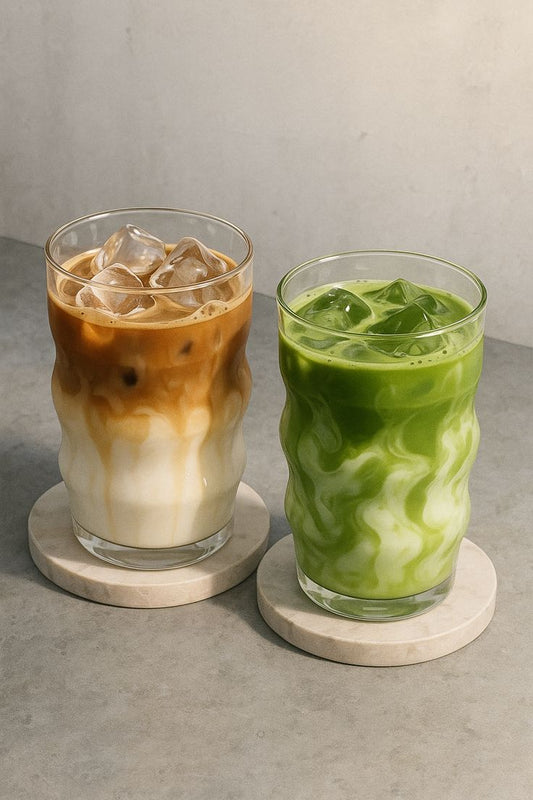 Matcha vs Kawa: Dlaczego warto zamienić filiżankę kawy na zielony rytuał YEM?