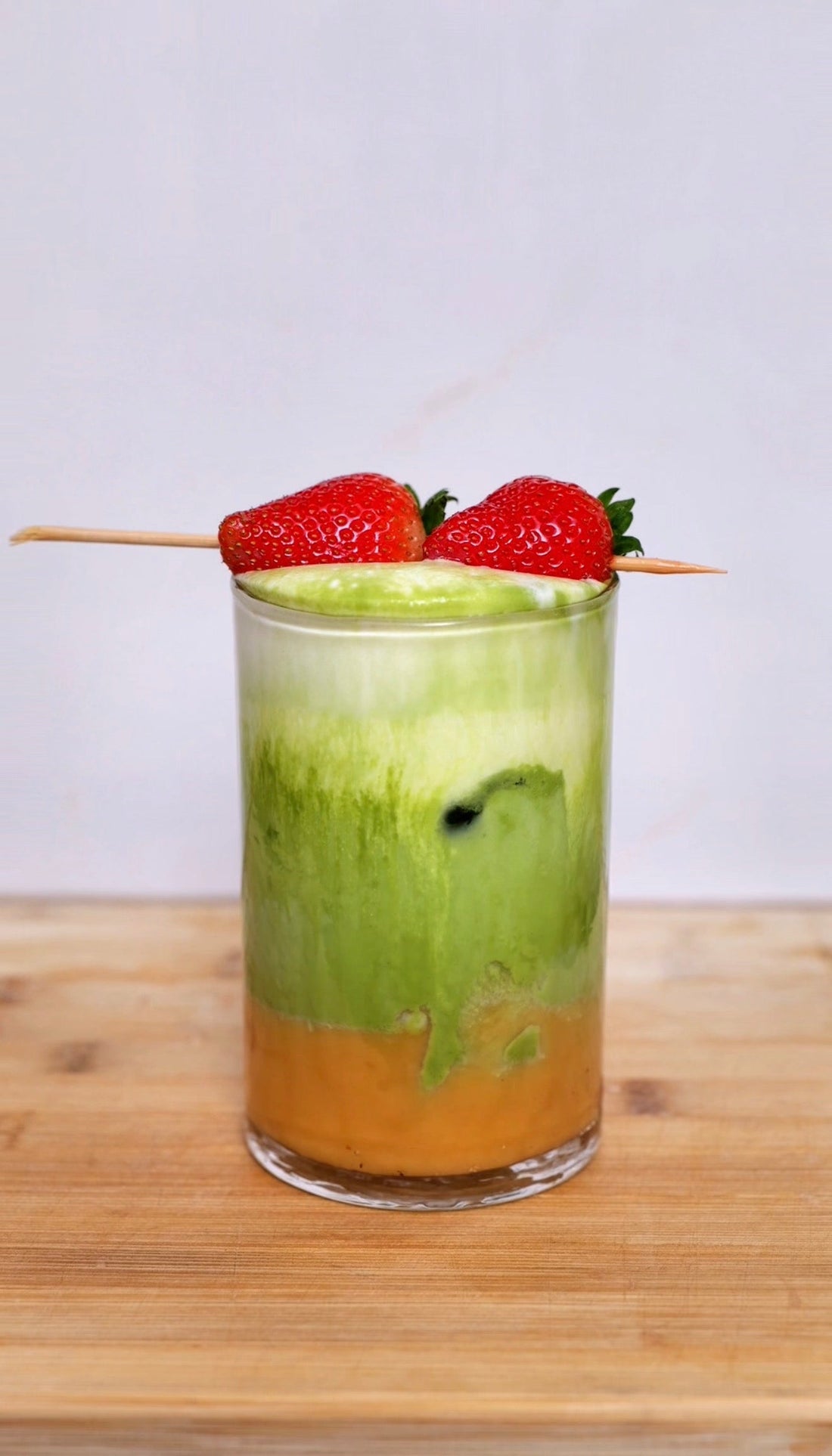 Matcha latte bez cukru w domu — przepis z mango i mlekiem kokosowym